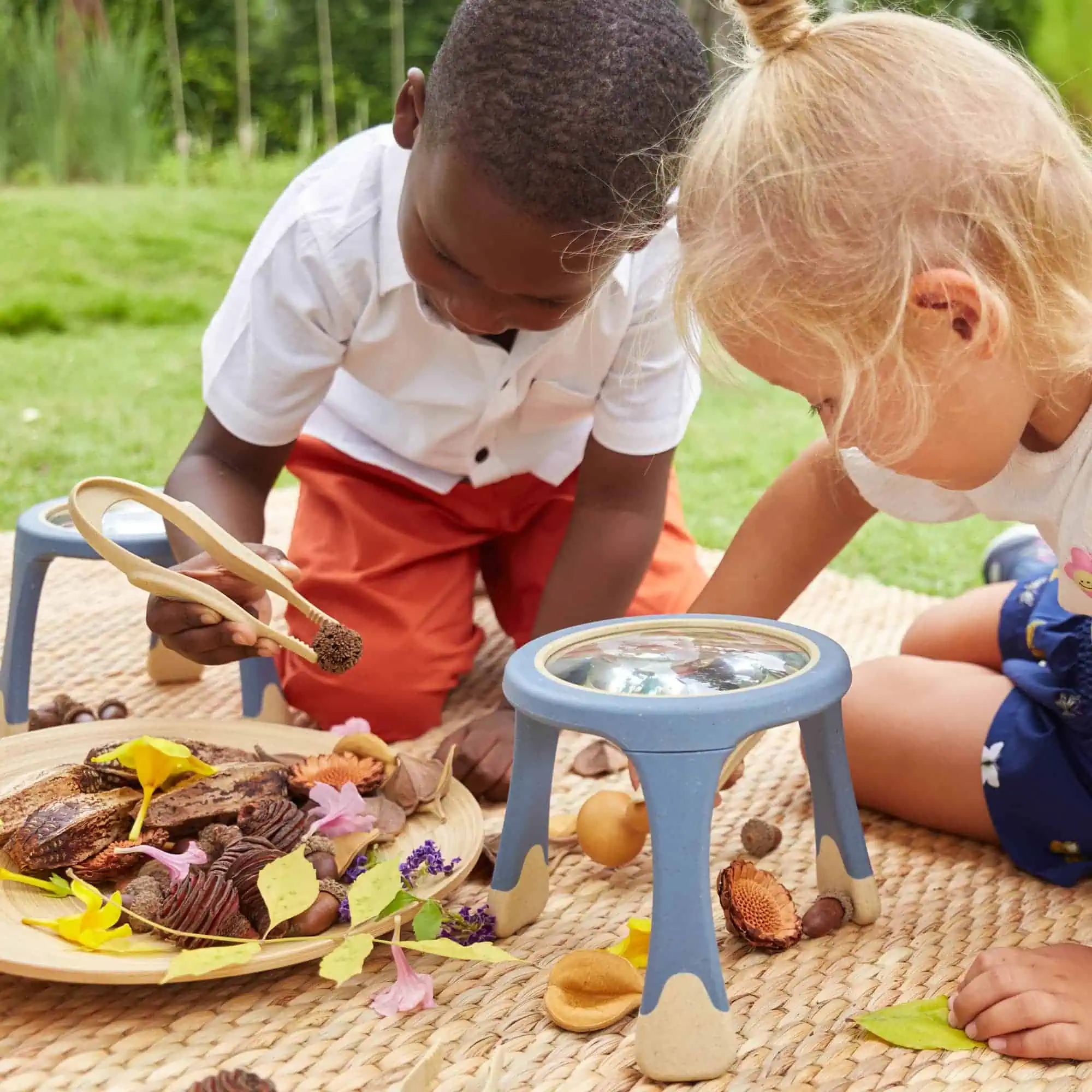 Farbenfrohe Kinder beim Sammeln von Naturmaterialien im Freien, Basteln und Erkunden. Perfekt für einen Ausflug im Grünen, um Kreativität und Umweltbewusstsein zu fördern.