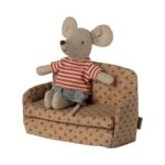 2. Niedlicher Stoff-Maus Spielzeug auf einem kleinen Polstermöbel, trägt ein rotes gestreiftes Oberteil und blaue Shorts, ideal für Kinder als Kuscheltier oder Dekoration.