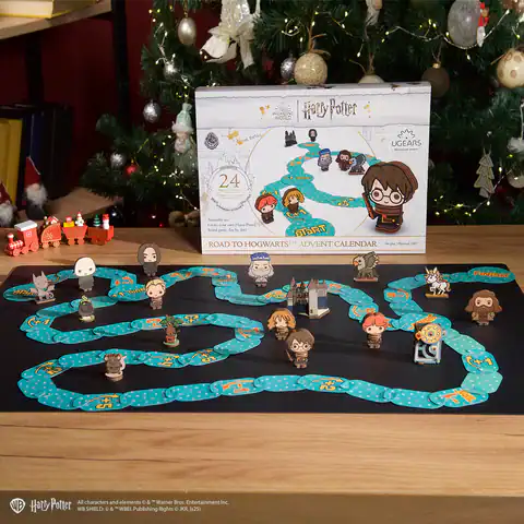 RoadtoHogwarts_AdventCalendar_1_ligal_480x480 Verlängertes Harry Potter Adventskalender-Spielmuster mit Figuren und Zauber-Elementen auf einem schwarzen Spielbrett vor einem Weihnachtsbaum.
