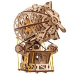 Ein komplexes Holzmodell eines Heißluftballons mit detaillierten Komponenten und realistischen Farben. Es ist ein kreatives Bastelprojekt, das technisches Verständnis und handwerkliches Geschick erfordert.